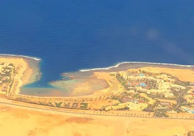 Camino desde el aeropuerto a la ciudad de Marsa Alam a lo largo de la costa del mar rojo