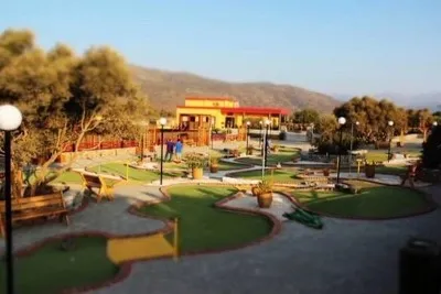 Minigolf y 18 hoyos para jugar en el Parque de Atracciones Maze.