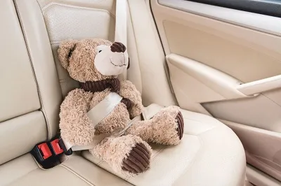 El juguete de los niños atado en coche.