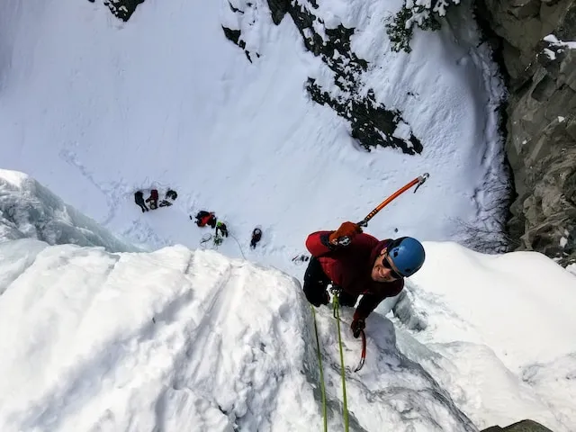 Divertida actividad invernal escalada en hielo