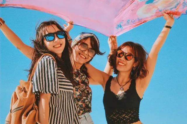 Viajeros divirtiéndose en viaje